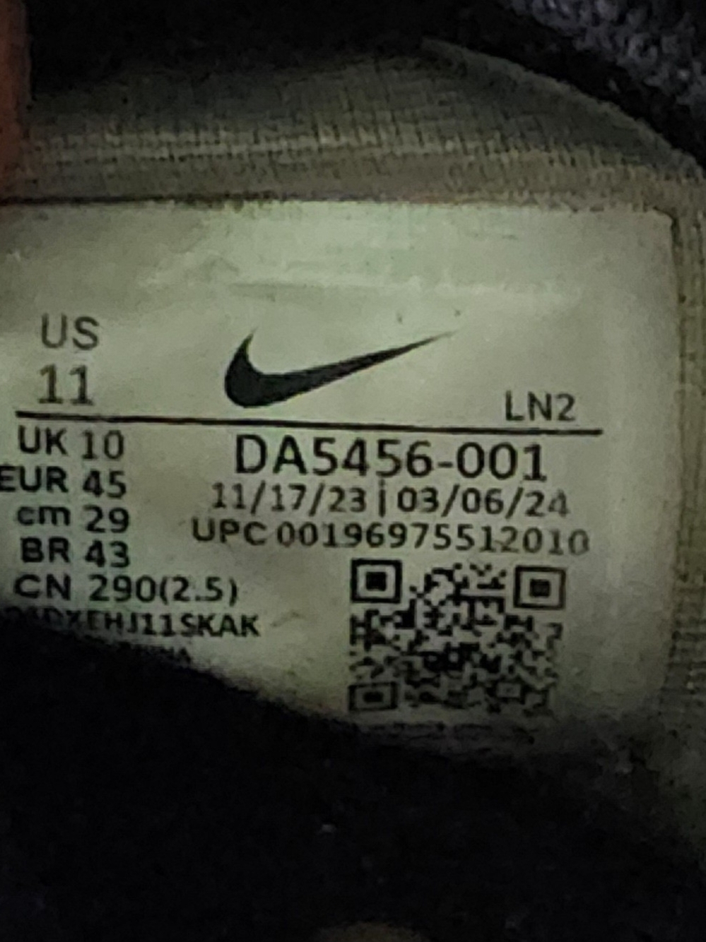 Nike Men’s Black and White Athletic Cleats - Picture 5 of 5